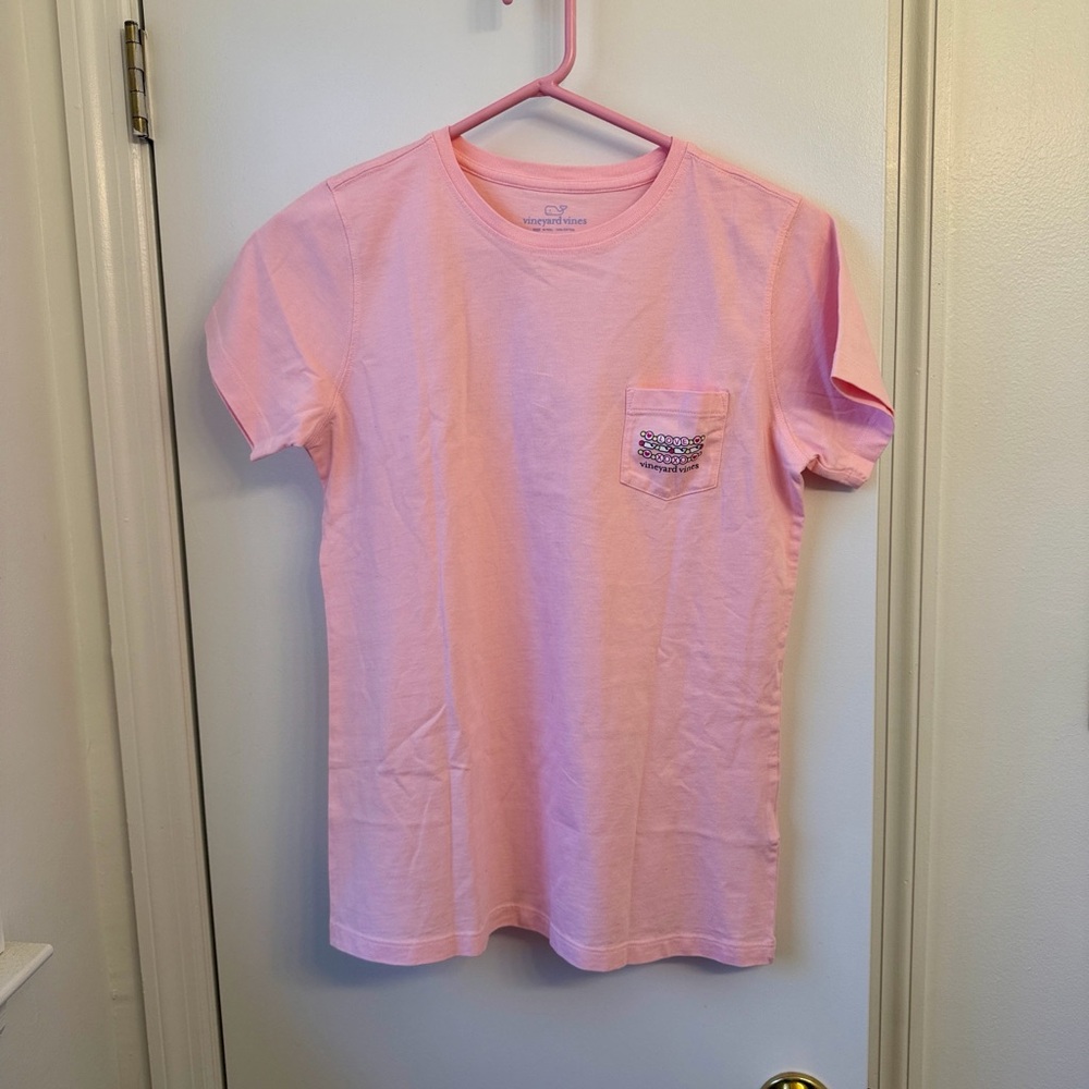 Vineyard Vines Flamingo Taylor&Travis IN OUR WEDDING ERA SS Pocket Tee ๐ - Picture 4 of 9